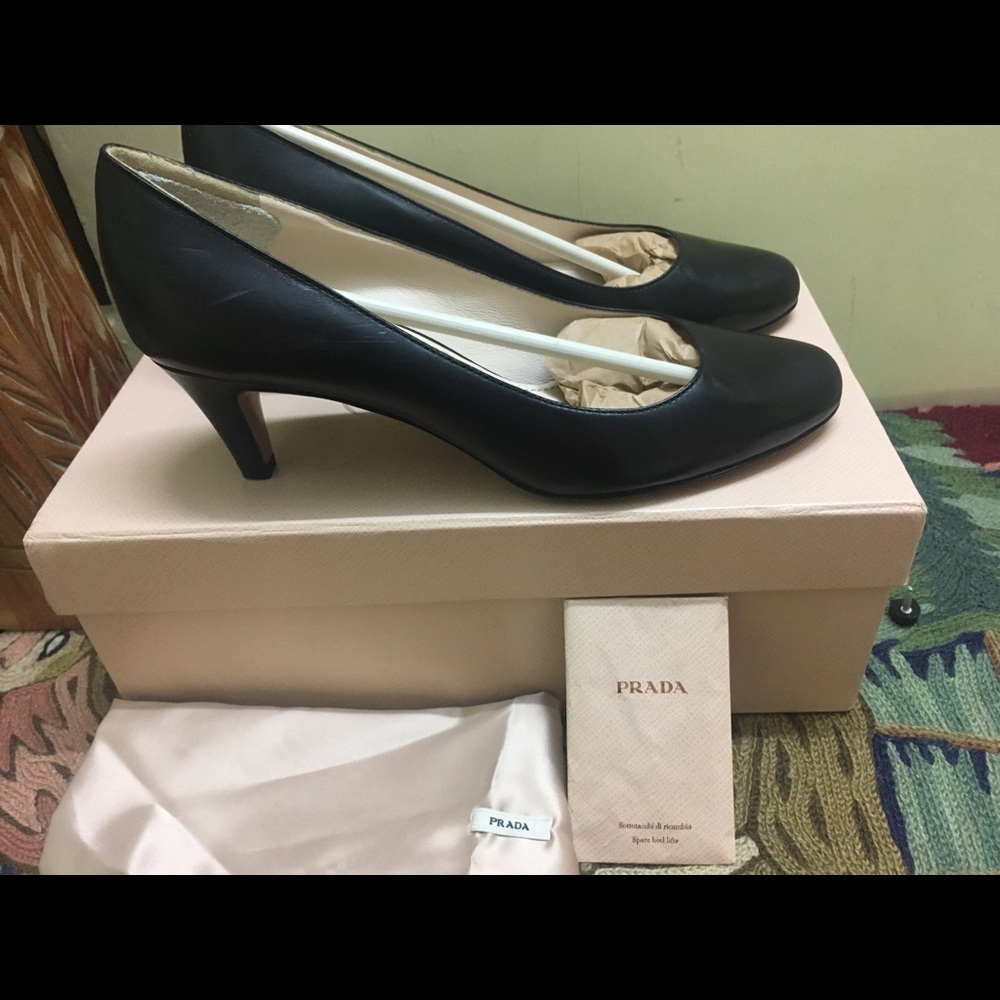 Authentic Prada Court Shoes/Pumps in black - Picture 3 of 11